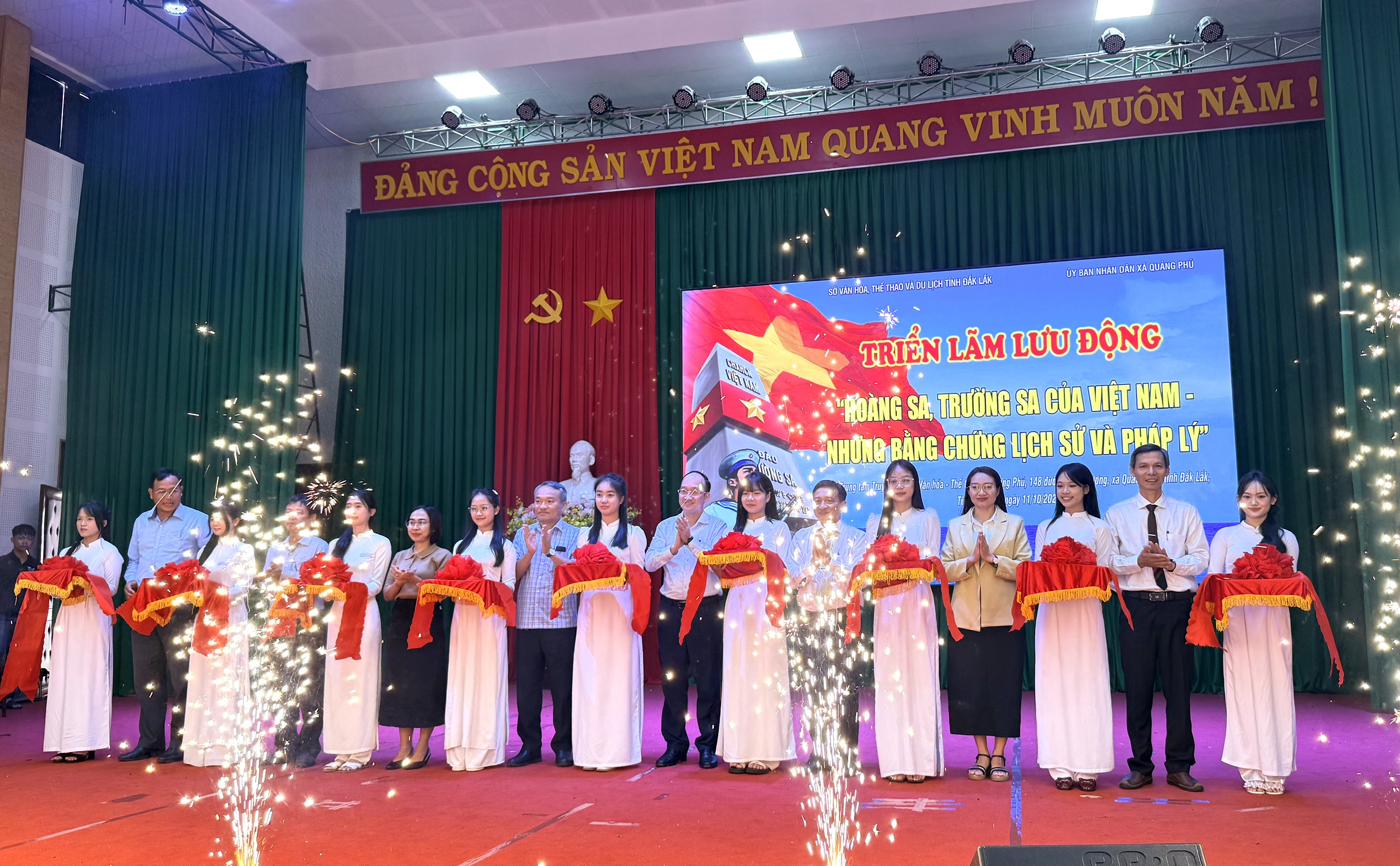 Cắt băng khai mạc Triển lãm Hoàng Sa, Trường Sa của Việt Nam - Những bằng chứng lịch sử và pháp lý